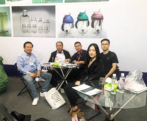 El grupo de arriba participó en la Expo de Plastics de China celebrada en Yuyao.